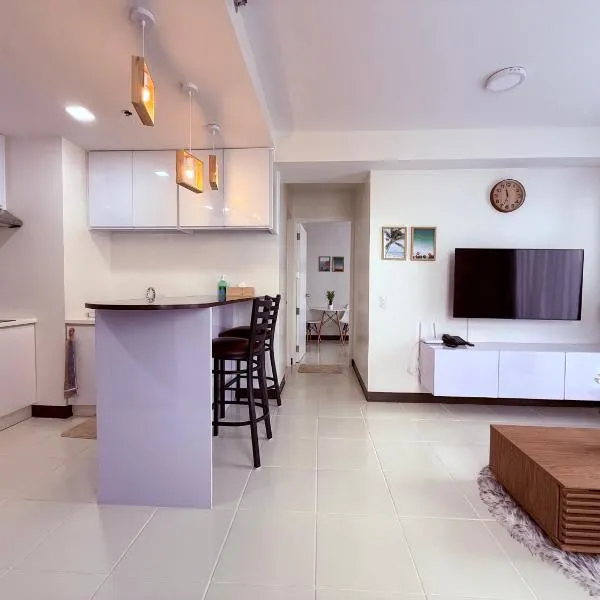 Bright & Cozy High-Rise Condo，位于Pulong Cacawate的酒店