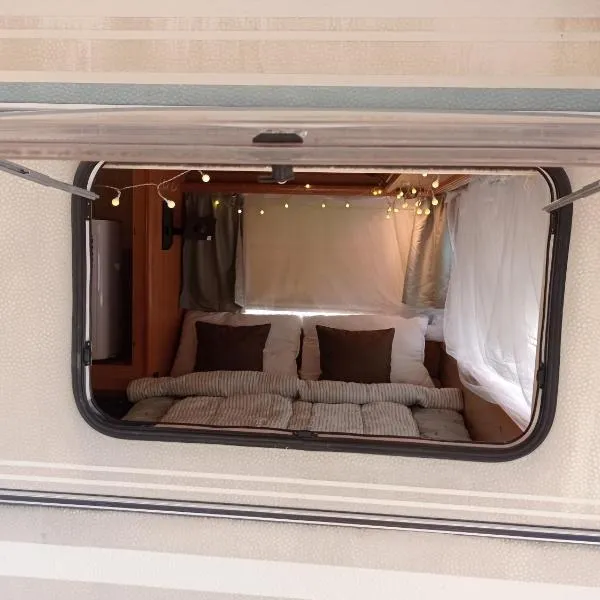 Lakókocsi termál fürdő kemping，位于Túrkeve的酒店