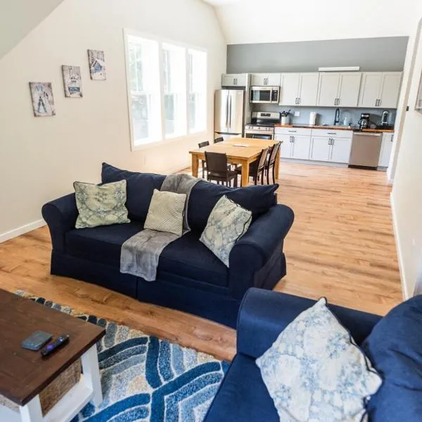 NEW Skye Ridge Carriage House with Hot Tub，位于基灵顿的酒店