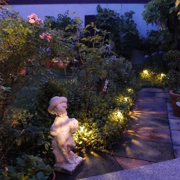 Charming, bright family home with conservatory，位于纽伦堡的酒店