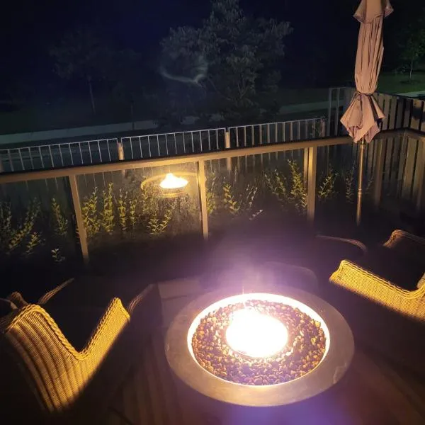 Nature trail view with cozy patio and firetable，位于Innisfil的酒店