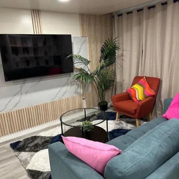 Elegant & Stylish Basement Suite- Private Entrance，位于温尼伯的酒店