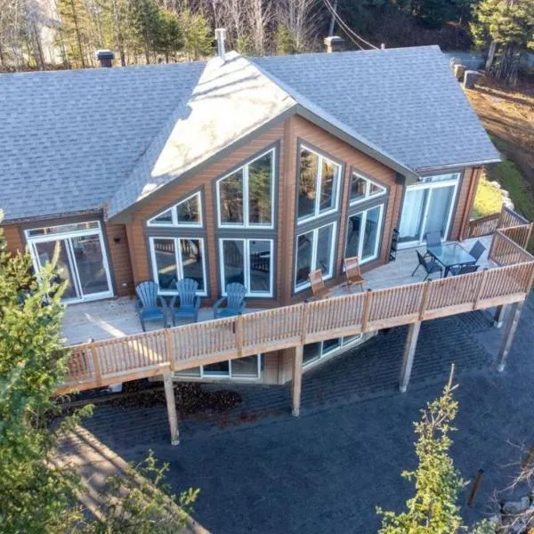 Le Fontainebleau - Magnifique chalet sur le bord de l’eau，位于Labelle的酒店