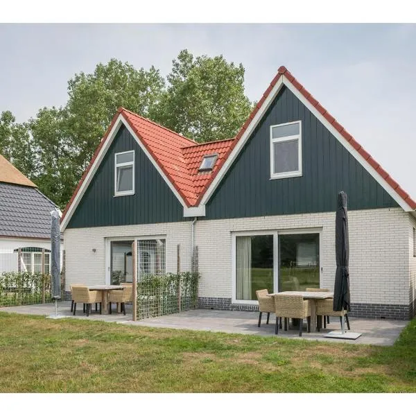 Bungalow on Texel with a spacious terrace，位于德科克斯多普的酒店