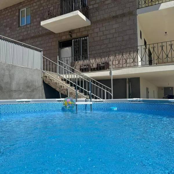Villa Sandra and Pool near Airport，位于Norakert的酒店