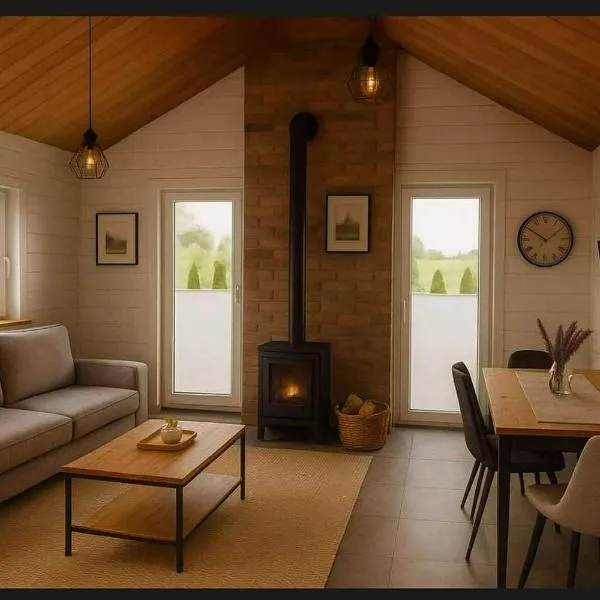 Altana Kasztelana - Domek Letniskowy z tarasem i jacuzzi nad Dunajcem Velo，位于Wojnicz的酒店