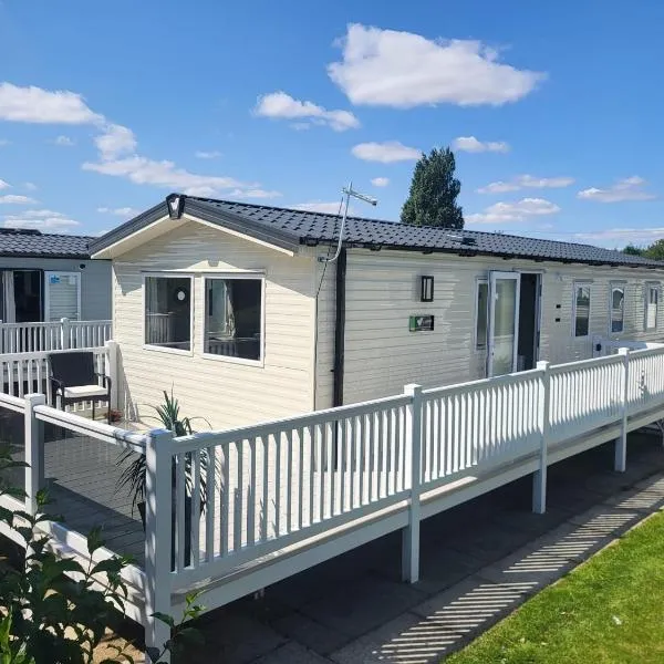 Parkdean Southview Vintage 33 8 Berth 3 Bed Caravan Glassed Front Veranda On Site Pool，位于斯凯格内斯的酒店