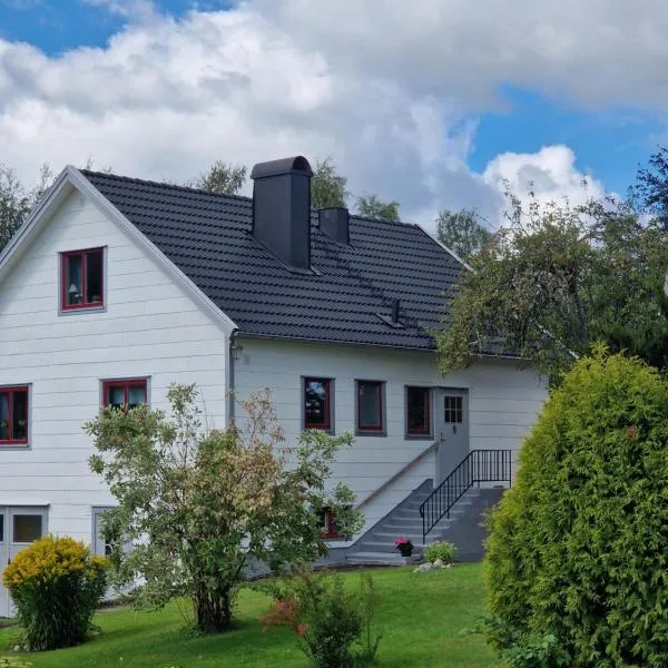 Nyrenoverad lägenhet centralt, nära till kust och natur，位于蒙克达尔的酒店