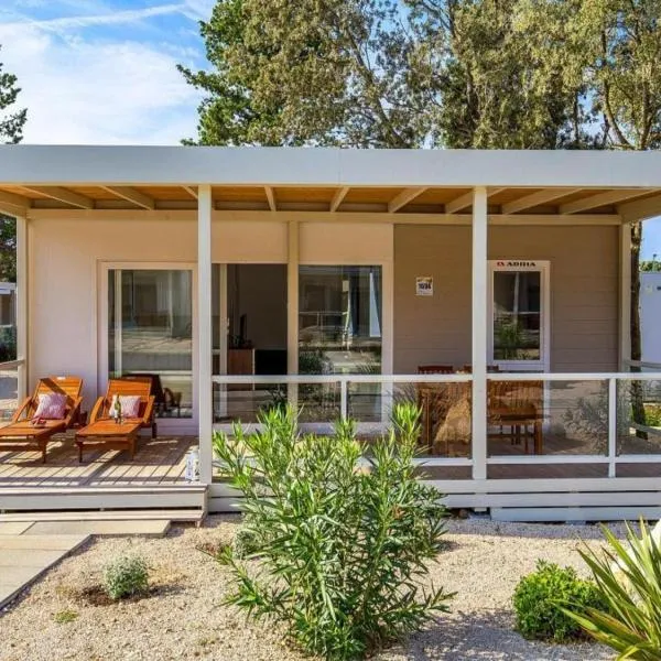 Mobile homes Rosemary in camping Strasko, Novalja，位于诺瓦利娅的酒店