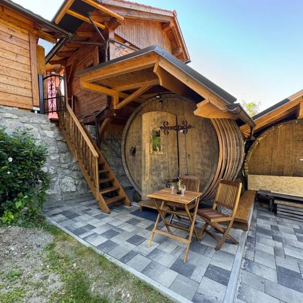Glamping Medvedjek - Nočitev v vinskem sodu，位于Velika Loka的酒店