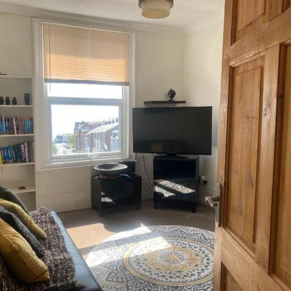 Pet Friendly Top Floor Apt w Sea View Sleeps 5，位于拉姆斯盖特的酒店