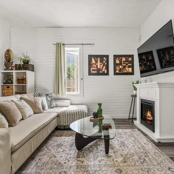 Downtown Den - Steps Away from Worlds Largest Dino，位于德兰赫勒的酒店