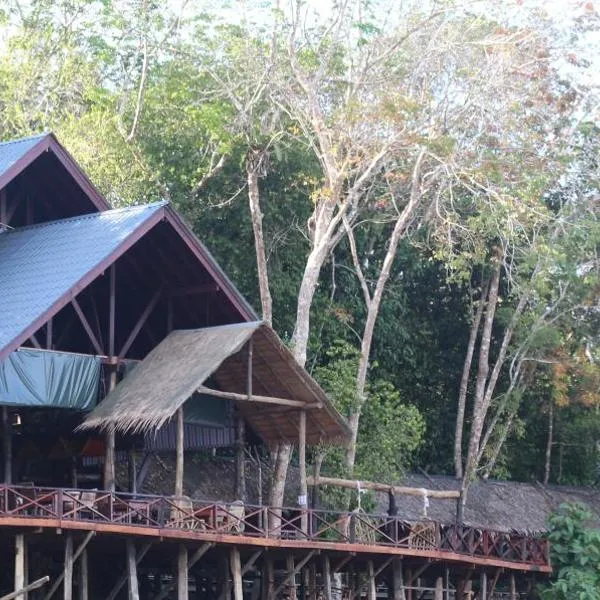 婆罗洲天然苏克毕丽特山林小屋，位于Sukau的酒店
