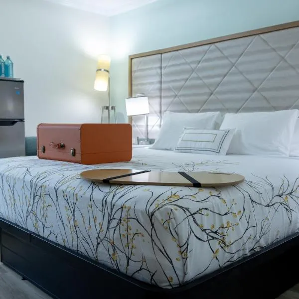 New 2025-Ocean Sands Beach Boutique Inn-Sauna and Salt-Mineral Pool -Free Beach Bikes and Famous Beach-Nightly Popcorn-Bathrobes and Sunscreen in all rooms-Ultra Sparkling Certified-Free Laundry-4 Grand Black Beds in all rooms Call and Save 252-242-SAND，位于斩魔山的酒店