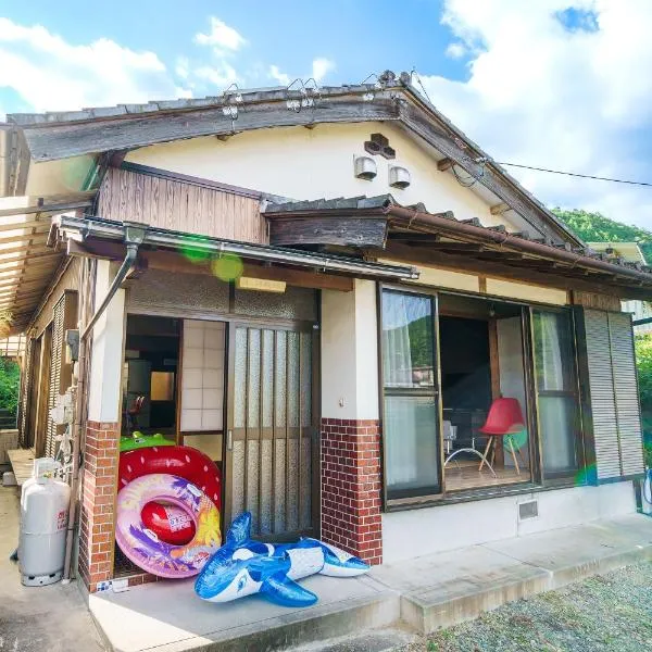 四国旅に最適 川まで徒歩10秒の昭和レトロな一軒家，位于Nakajima的酒店