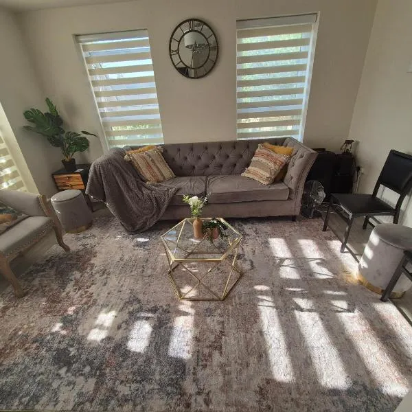 Bazou Villa-Stay With Elisa，位于Houghton Regis的酒店