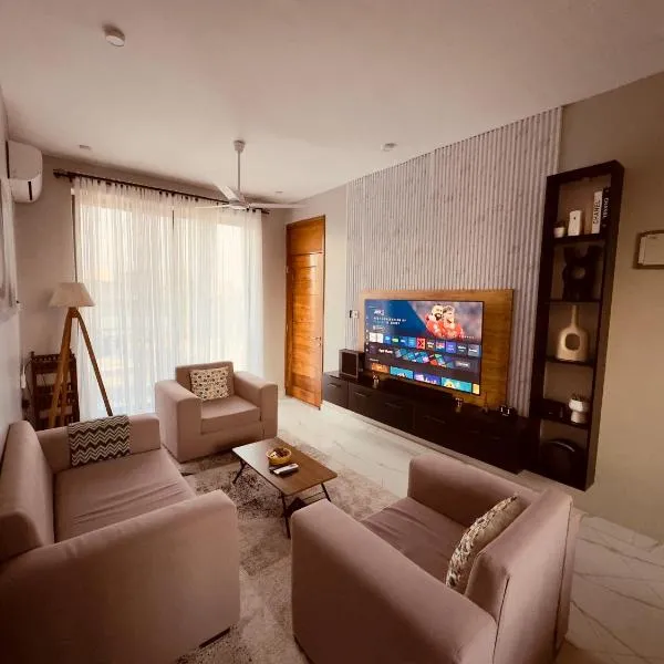 Modern Private En-Suite Room with Pool & In-Room TV - Shared Apartment with One Housemate，位于达累斯萨拉姆的酒店