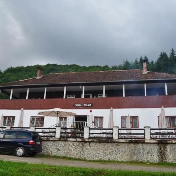 Cabana Cascada Cârnic，位于Mălăeşti的酒店