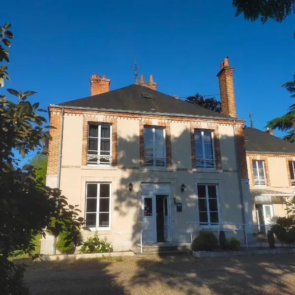 Logis Hotels Restaurants- Villa des Bordes，位于Cléry-Saint-André的酒店