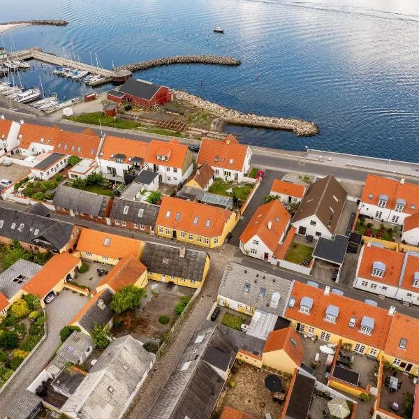 Charming Townhouse From 1877, Located In The Middle Of Løgstør Only 100 Meters From The Harbor，位于Løgstør的酒店