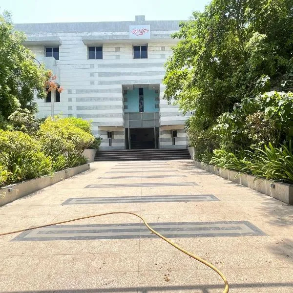 hotel Sun N Step Club，位于艾哈迈达巴德的酒店