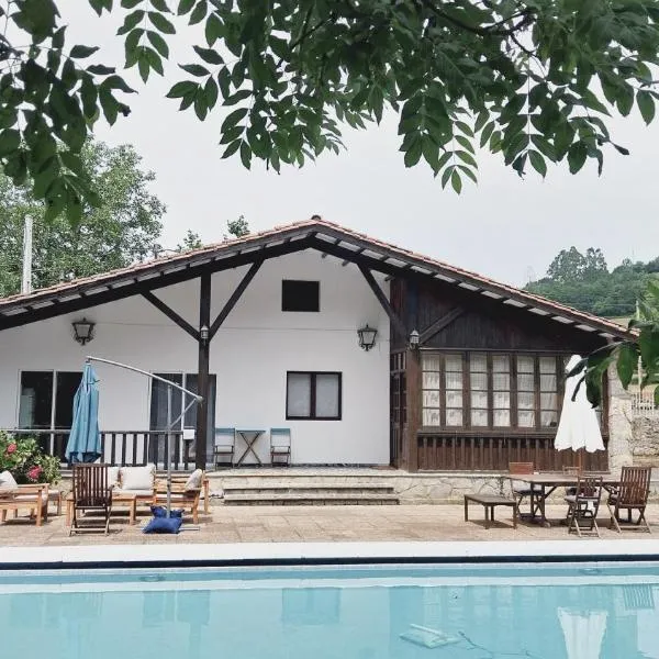 Casa de Aldea con piscina en Peón "Los Tres Robles"，位于Peón的酒店