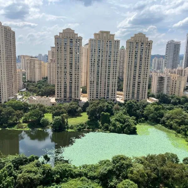 Lakefront AC Balcony LakeView Studio Apartment at Hiranandani Estate, Thane，位于塞恩的酒店
