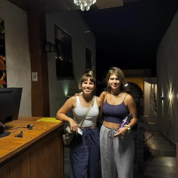 Moondance Hostel & Garden Restaurant，位于布什格尔的酒店