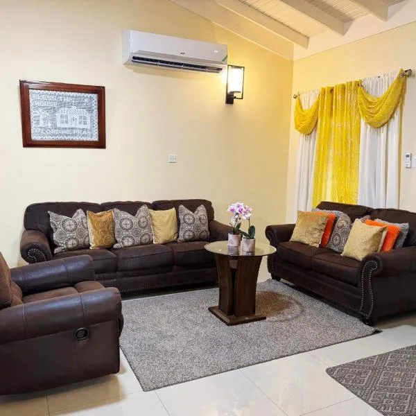 L&V Paradise Vacation Home with Pool and Gym，位于法尔茅斯的酒店