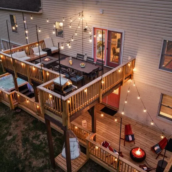 Epic Family Stay - 40' Putting Green, Theater, Hot Tub, Sauna，位于McGaheysville的酒店