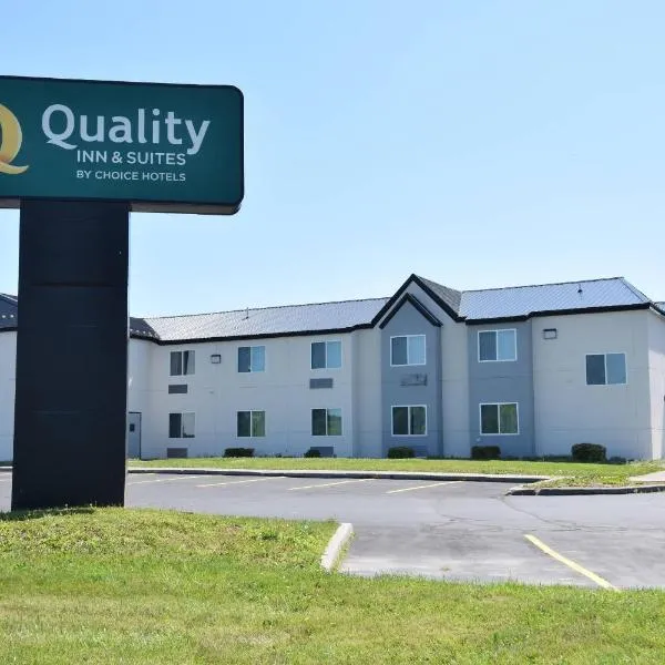 Quality Inn & Suites Watertown Fort Drum，位于Calcium的酒店