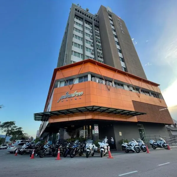 松树酒店，位于峇株巴辖的酒店
