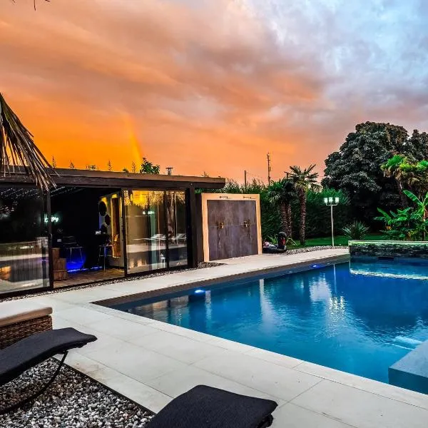 CasaKadd002LuxuryHeated Pool Garden Patio Barbeque，位于Civé的酒店