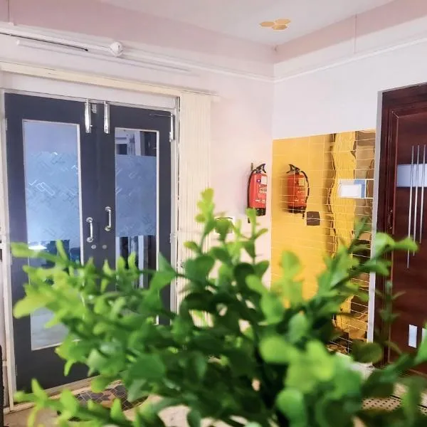 Little While global-Micro hotel- Backpacker friendly- near metro，位于加尔各答的酒店
