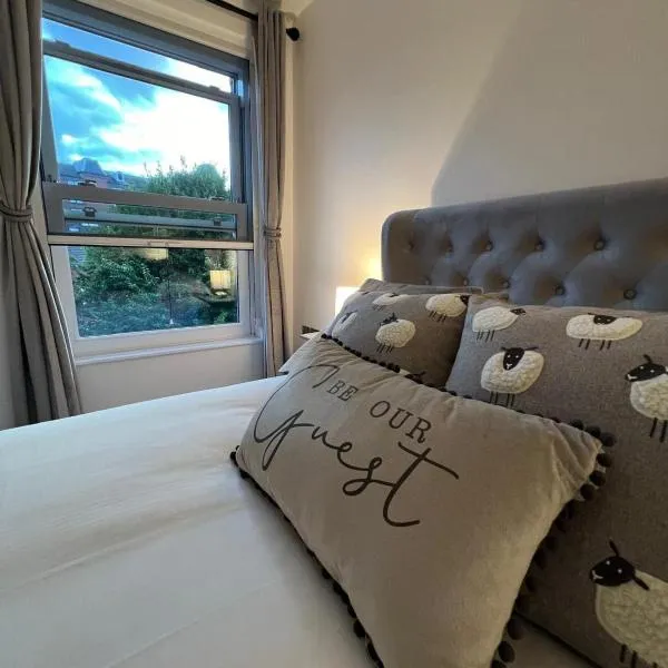 Stylish City Retreat with Views & Court Yard，位于利兹的酒店