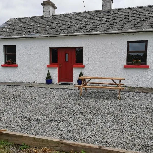 Nomads Cottage and Yurt，位于Ballynamona的酒店