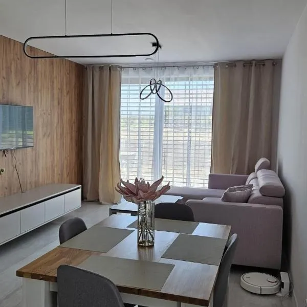 Moderný apartmán 2 s veľkou terasou，位于Bobrov的酒店