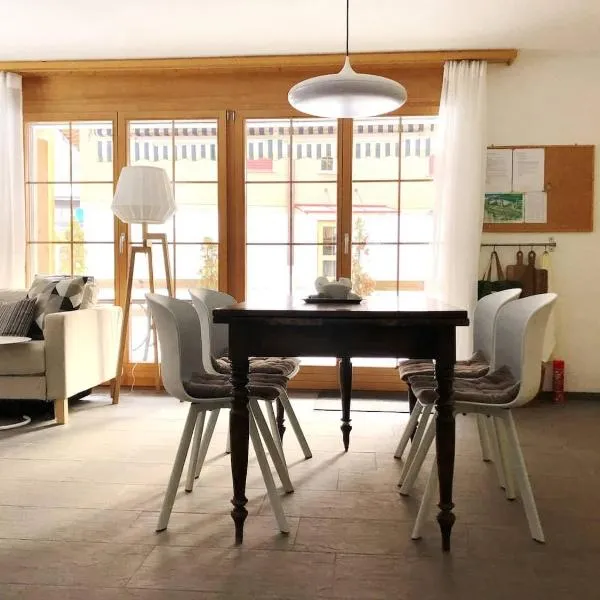 Modern Condo Comfy Queen bed Fast WiFi，位于劳特布龙嫩的酒店