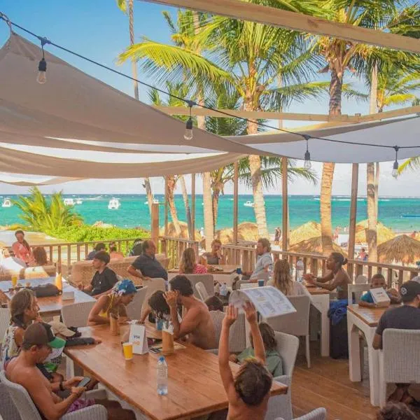 CARIBBEAN STUDIOS DELUXE with ROOFTOP POOL and SPA - LOS CORALES BEACH，位于蓬塔卡纳的酒店