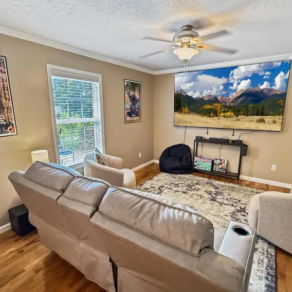 Comfy King Bed Townhouse with Outdoor Sitting Area，位于甘特斯维尔的酒店