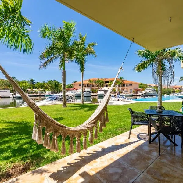 Luxury Ground Floor MarinaView-Pool-Gym-Paddleboard，位于阿文图拉斯港的酒店