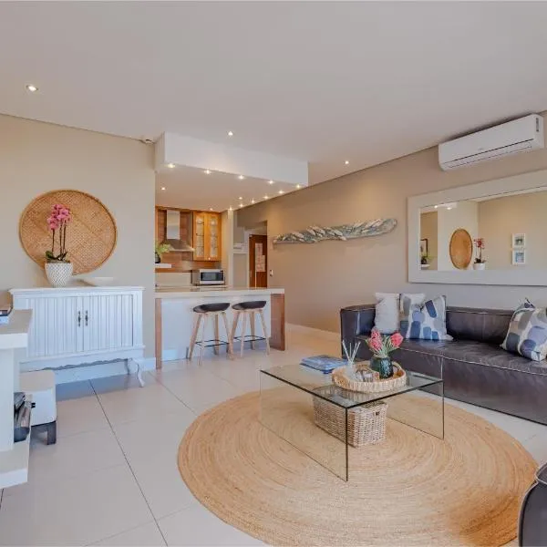Hermanus Marine Square spacious 1 bedroom- central & close to sea，位于赫曼努斯的酒店