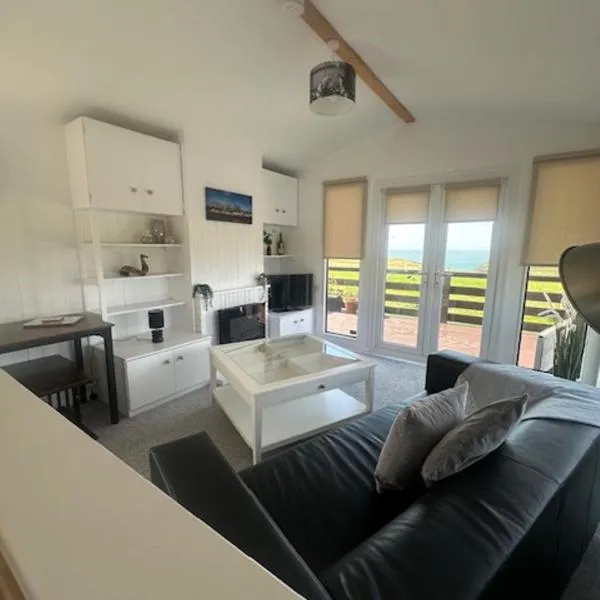 Bowmore 7 - Stunning Sea Views, Farm Stay，位于斯特兰拉尔的酒店