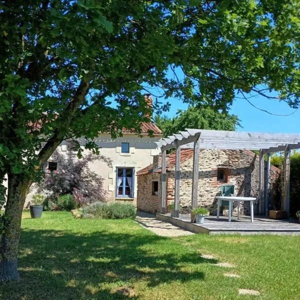 Lavender House - Traditional & charming stone home，位于Cersay的酒店