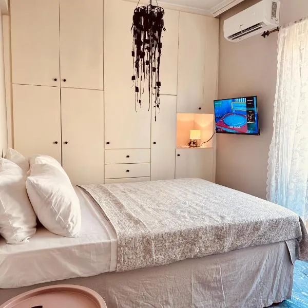 Tiny by Goutos Luxury Living，位于埃尔米奥尼的酒店