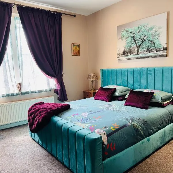 Super King, Close to Beach, Shops, Train, Shared Bathroom，位于圣伦纳兹的酒店