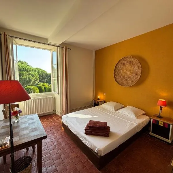 Le Prieuré Saint Pierre, gîtes et chambres d'hôtes dans un parc classé，位于Réaumur的酒店