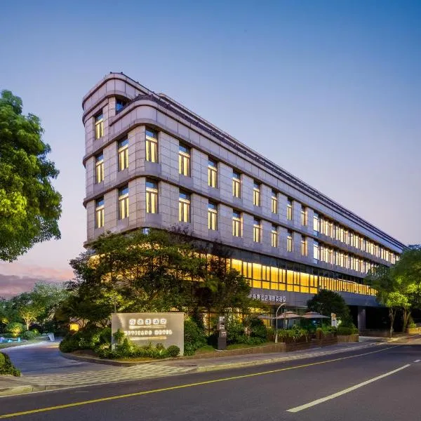 上海虹桥荷逸唐酒店北新泾地铁站Shanghai Hongqiao Heyitang Hotel Beixinjing Subway Station Branch，位于上海的酒店
