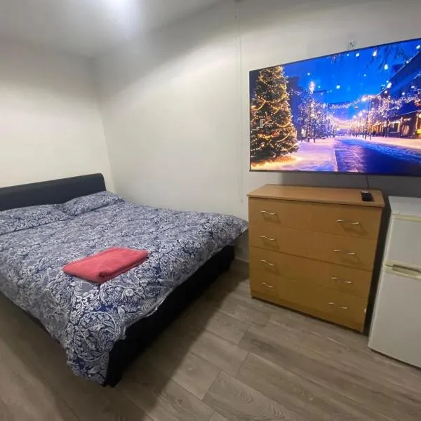 THE HEATHROW LODGE LONDON Uk，位于哈姆斯沃思的酒店