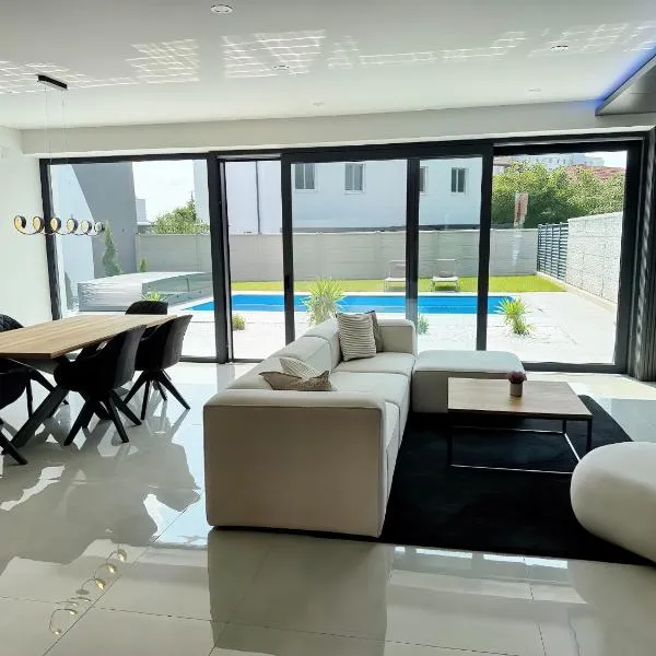 Design-Villa mit beheiztem Pool & stimmungsvoller Beleuchtung,位于林茨的酒店